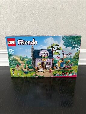 LEGO Friends Beekeepers'
House and Flower
Garden